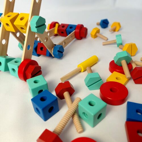 tuercas y tornillos de madera