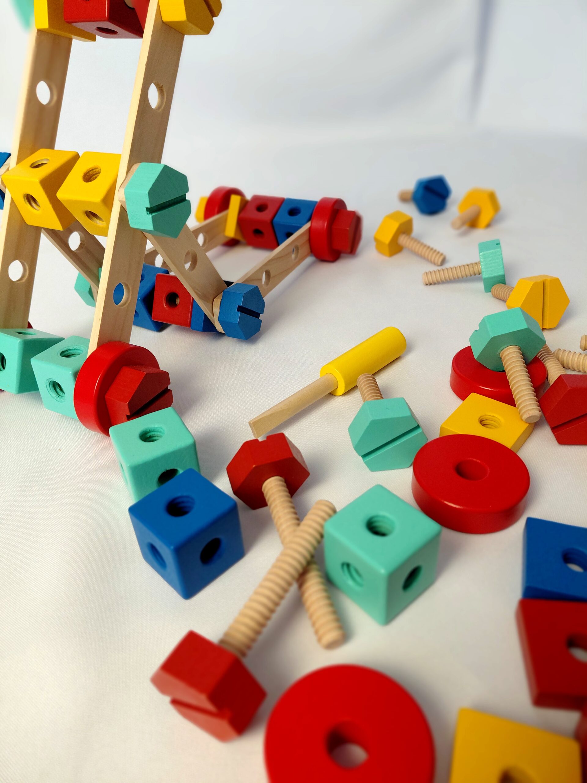 tuercas y tornillos de madera