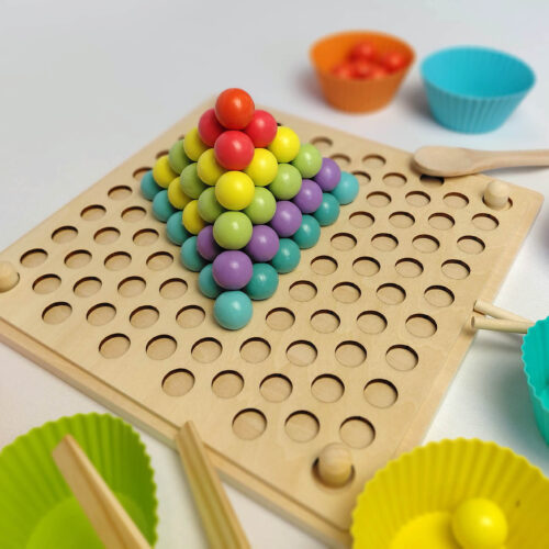 tablero con pelotitas